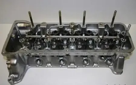LADA 21214100301130 Головка блока цилиндров голая цилиндров (инжектор) под датчик