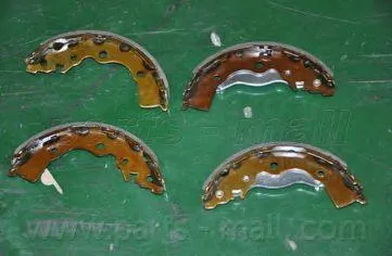 PARTS MALL PLB031 Колодки торм.барабанные задние